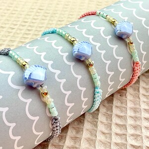 Sommer Schmuck Makramee Armband mit Muschel in deiner Wunschfarbe mit Geschenkkarte
