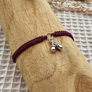Macrame bracelet / friendship bracelet / autumn bracelet / anniversary gift / bracelet with pendant / purple bracelet / small gifts