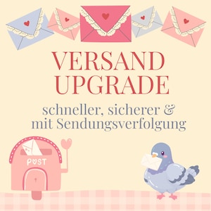 Può includere: Un'illustrazione stravagante con buste rosa e blu con dettagli a cuore, una cassetta postale rosa e una colomba che trasporta una lettera. Il testo "VERSAND UPGRADE" è sopra il testo "schneller, sicherer & mit Sendungsverfolgung".