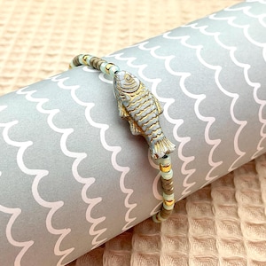 Sommerliches Perlenarmband mit Fisch auf einer schönen Geschenkkarte