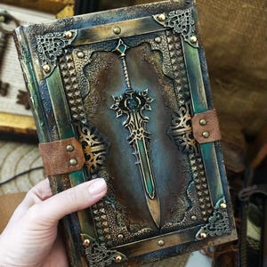 Handgemaakt middeleeuws zwaard Grimoire-notitieboek • Fantasy-RPG-sessieboek
