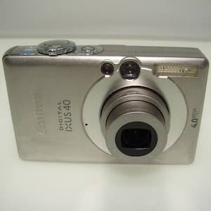 Canon Digital IXUS 40 / PowerShot Digital ELPH SD300 4.0MP Compact Digital Camera + memory + charger + battery - Tested and Works