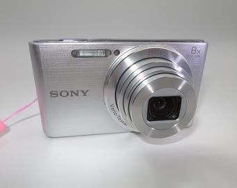 Sony DSC W830 Compact digital Camera silver 20MP 8x zoom excellent condition with original usb charger, battery, 32gb card Tested and Works