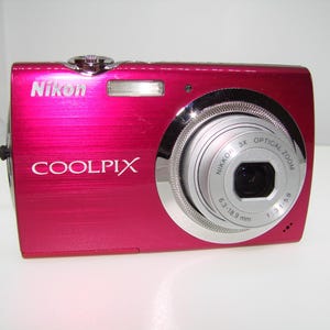 Bunte Digitalkamera Coolpix S230 10.0MP Touch Screen in Pink Farbe Neuwertig + Ladegerät und Speicherkarte, Getestet und Funktioniert