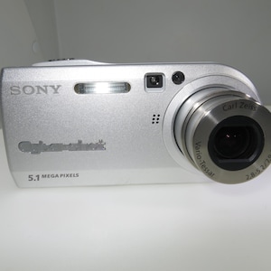 Cámara digital compacta retro Sony Cyber-shot DSC-P100 de 5,1 MP, zoom óptico de 3x, sensor CCD Y2K, color plata, como nueva, probada y funciona perfectamente.