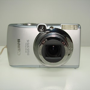Canon Digital IXUS 970 IS / PowerShot Digital Elph SD890 is / IXY 820 Compact Digital Camera Excellent Tested and Works charger,battery,card
