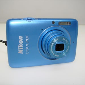 NIKON COOLPIX S02 Blue 13MP, 3x zoom, S01, ultra compact micro digital camera Touch screen, build in memory + usb cable, Tested and Works