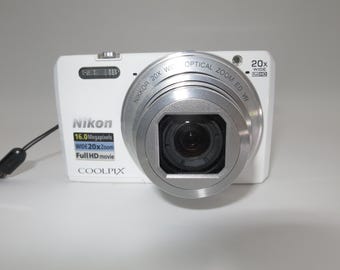 Nikon Coolpix S7000 Compact Digital Camera 16MP 20x Optical Zoom white Excellent condition with battery usb + 32GB memory card, Tested Works