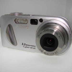 Sony Cybershot DSC-P8 3.2MP vintage compact Digital Point & Shoot Camera with original battery, charger, memory card, Tested and Works great