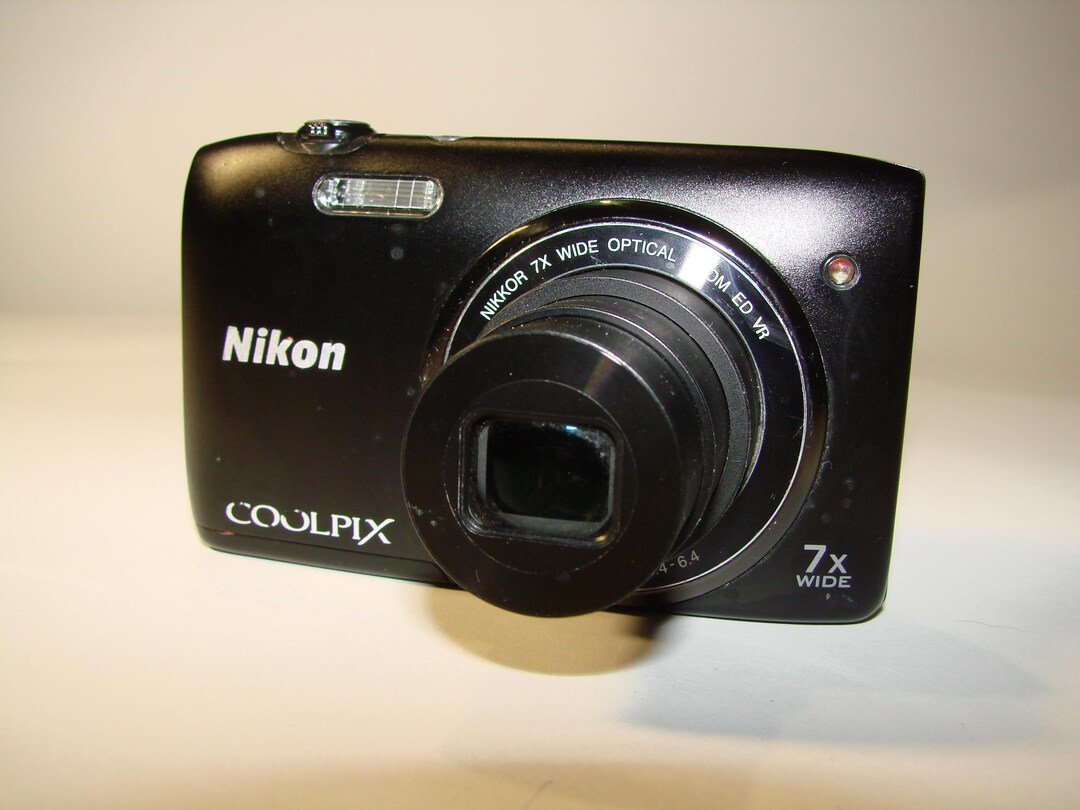 NIKON COOLPIX S3700 Blue Digital Compact Camera Wi-FI NFC 20,1MP 8x Zoom TESTED EUR 169,96 - FR