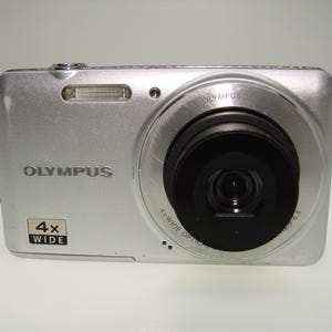 オリンパス VG-150 / D-735 12.0MP コンパクトデジタルカメラ（バッテリー、充電/データケーブル、メモリカード付き）テスト済み、動作良好