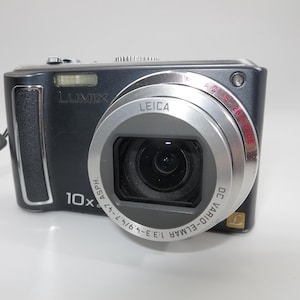 Fotocamera digitale compatta Panasonic LUMIX TZ 4 da 8 MP con obiettivo zoom ottico Leica 10x, in ottime condizioni, testata e perfettamente funzionante.