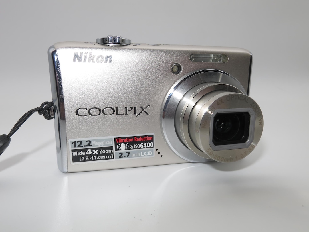 Nikon Coolpix S620 Ultra Compact Digital Camera Silver Color 12 MP
