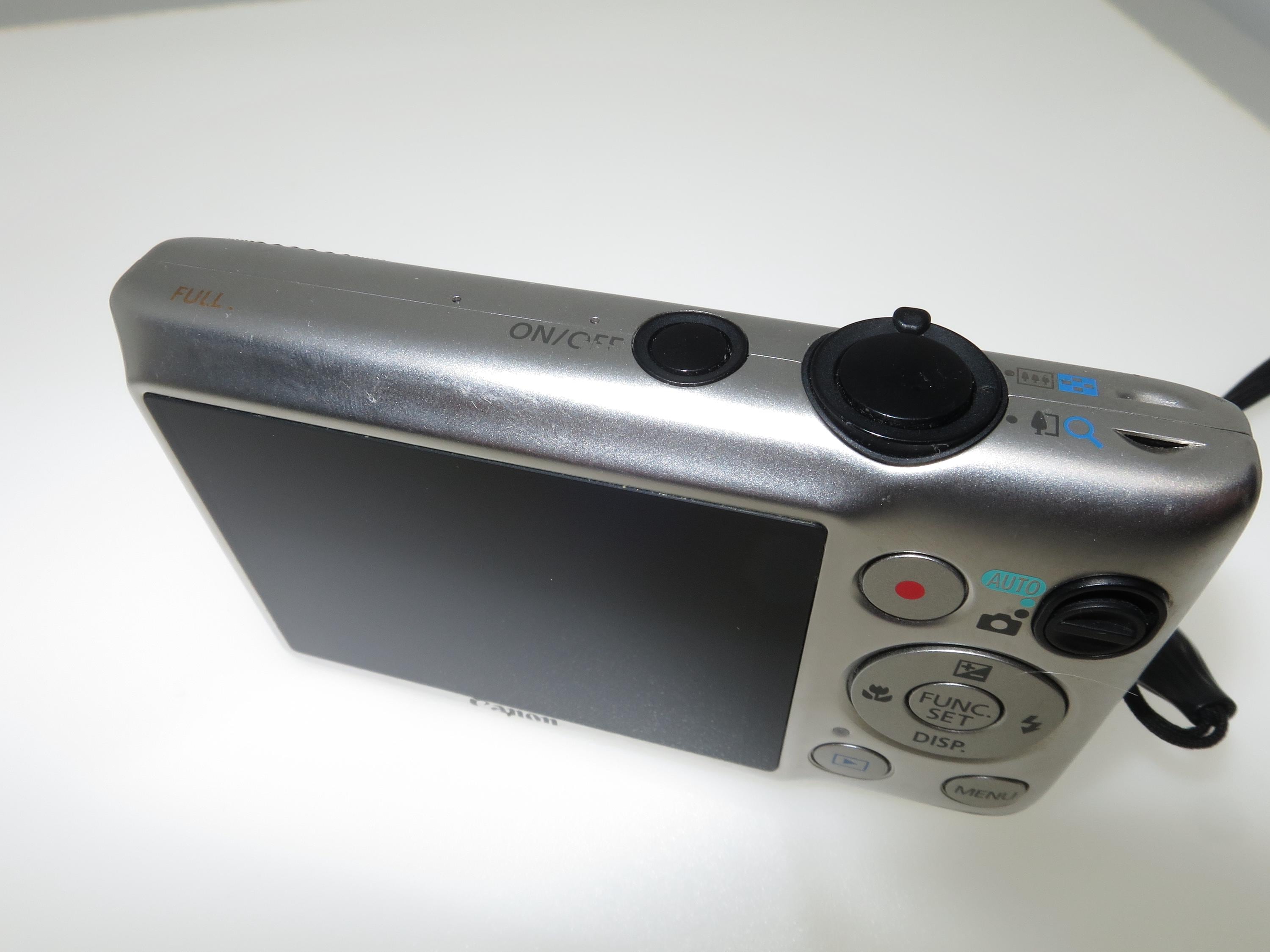 Canon IXUS 220 HS 超コンパクトデジタルカメラ：シルバー、12.1MP