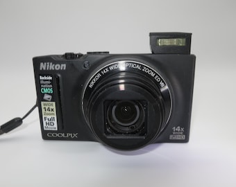 Nikon COOLPIX S8200: 16MP Compact Digital Camera with FULL HD video and 14x optical zoom - Includes Battery, Cable & 32GB Card Tested Works