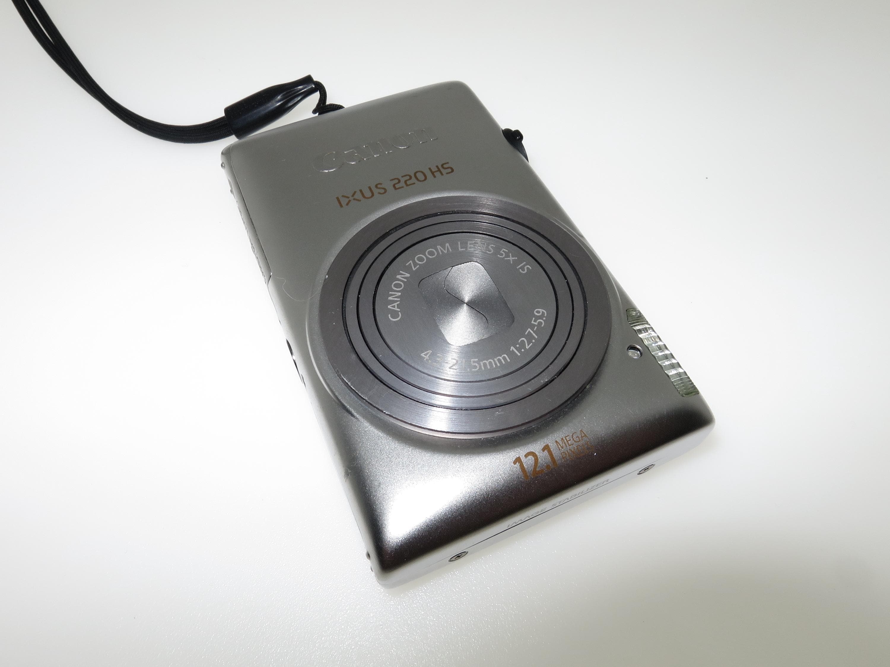 Canon IXUS 220 HS 超コンパクトデジタルカメラ：シルバー、12.1MP