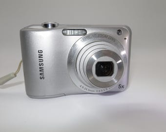 Samsung ES30 Compact Digital Camera 12.2MP 5x optical zoom in excellent condition Tested and Works perfect