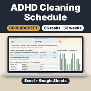 Może przedstawiać: Cyfrowy arkusz kalkulacyjny ADHD Cleaning Schedule wyświetlony na ekranie laptopa. Interfejs zawiera sekcje dotyczące reset&oacute;w, minut, pomieszczeń, codziennych zadań i cotygodniowego sprzątania. Tekst: 95 tasks, 52 weeks, Excel + Google Sheets.