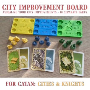 以下が含まれることがあります： Catan: Cities & Knightsのシティインプルーブメントボード。ボードは黄色、青、緑のセクションに分かれており、テキストとアイコンがあります。ゲームピースとカードが含まれています。テキストは「CITY IMPROVEMENT BOARD」と「FOR CATAN: CITIES & KNIGHTS」と書かれています。