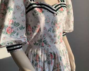 Geblümtes Kleid Puffärmel Viktoriankleid lange Blumen Prinzessinnen Kleid weißes Landhaus Kernkleid Österreichisches Kleid