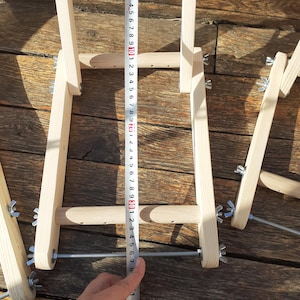 Puede incluir: Un telar de madera con una varilla de metal y una cinta m&eacute;trica. La cinta mide 76 cm (30 pulgadas).