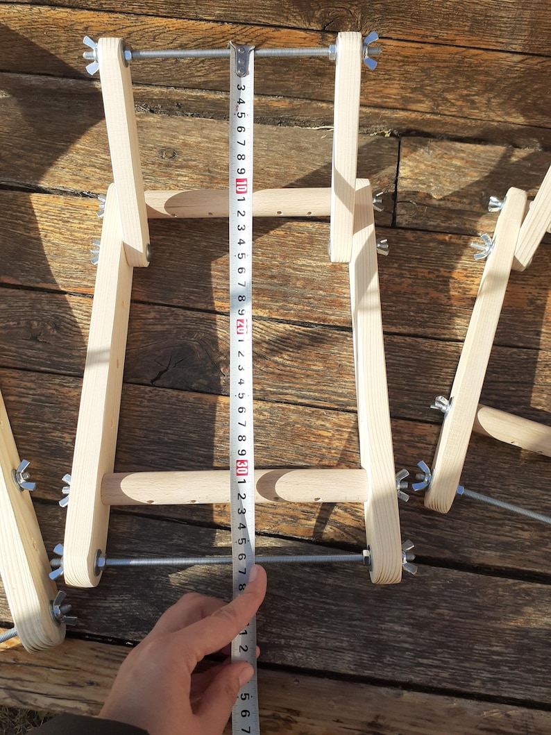 Puede incluir: Un telar de madera con una varilla de metal y una cinta m&eacute;trica. La cinta mide 76 cm (30 pulgadas).