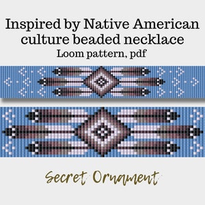 Könnte beinhalten: Ein Webmuster für eine Perlenkette im Stil der amerikanischen Ureinwohner. Das Muster zeigt ein geometrisches Design mit Federn und einer Diamantform. Das Muster ist in Blautönen, Weiß, Braun und Grau gehalten. Der Text "Loom pattern, pdf" und "Secret Ornament" ist im Bild enthalten.