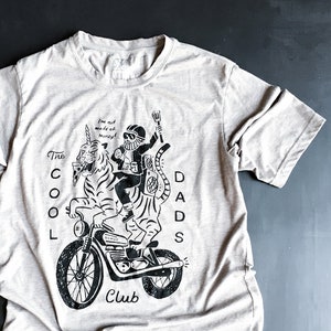 Cool Dads Club // Camiseta de tripulación para adultos imagen 1