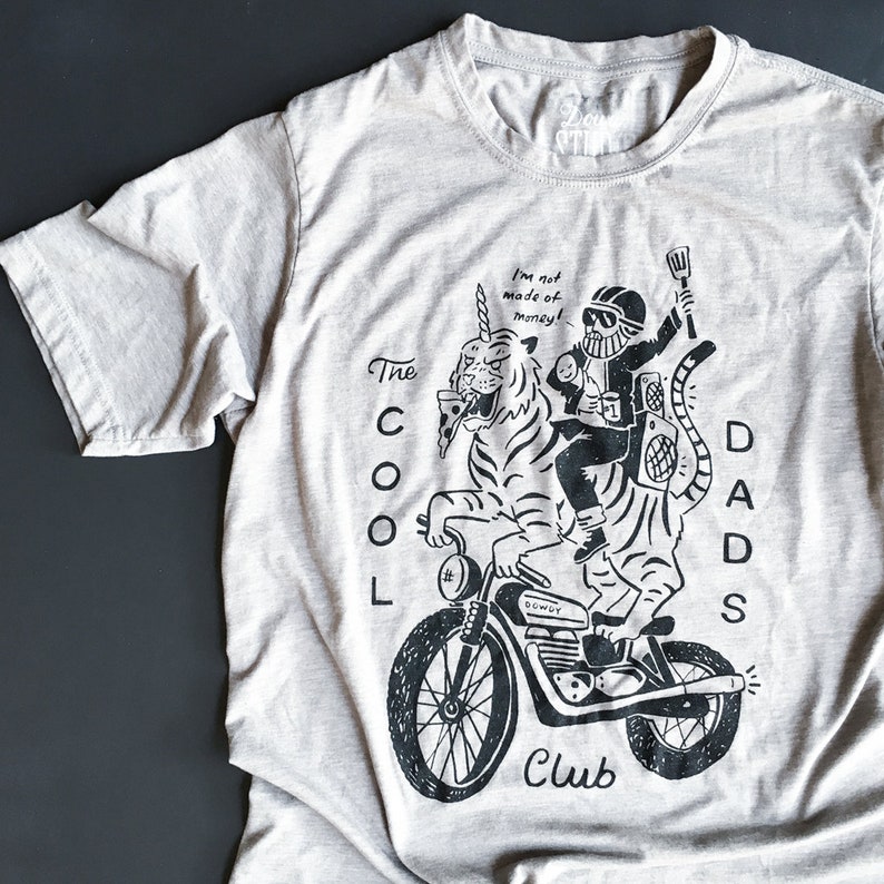 Cool Dads Club // Camiseta de tripulación para adultos imagen 3