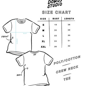 Op de afbeelding: Een maattabel voor een crew neck t-shirt van poly/katoen. De tabel toont maten S tot en met XXL met de bijbehorende borst- en lengtemaat in inches.