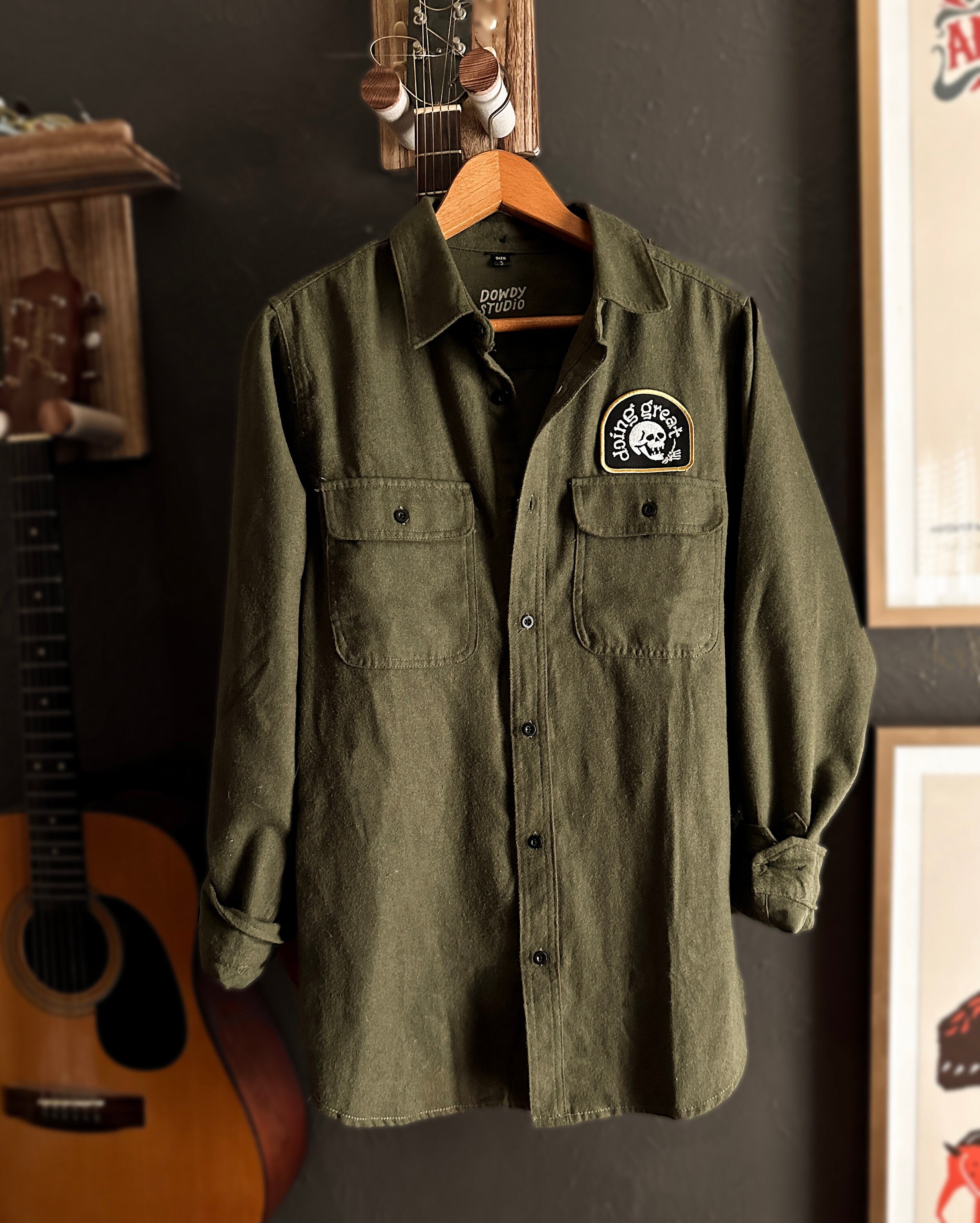 Flanelle vert armée : chemise boutonnée à manches longues avec écusson tête de mort sarcastique