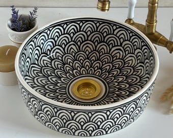 Czarno-biała ceramiczna umywalka nablatowa: monochromatyczna umywalka łazienkowa w stylu boho z mosiężnym odpływem