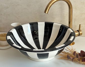Malowana ręcznie, paskowana umywalka ceramiczna: nowoczesna czarno-biała umywalka nablatowa z mosiężnym odpływem