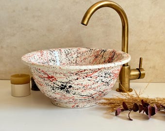 Ceramiczna umywalka w kolorze czerwonym i czarnym