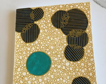 Cartão com arte abstrata desenhada à mão: modelo 'Bolhas' com envelope.