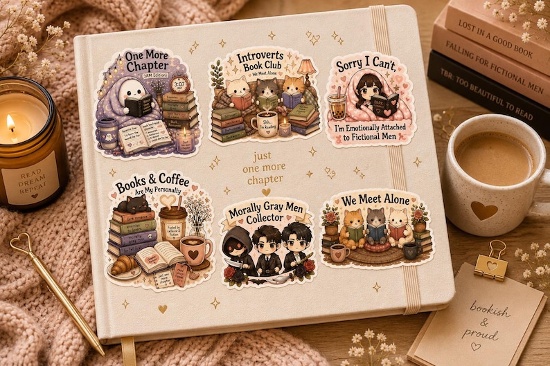 K&ouml;nnte beinhalten: Ein beiges Notizbuch mit Aufklebern mit Illustrationen zum Thema B&uuml;cher. Eine Kerze, ein Stift und eine Kaffeetasse sind ebenfalls zu sehen. Die Aufkleber tragen Texte wie "One More Chapter" und "Books & Coffee Are My Personality."