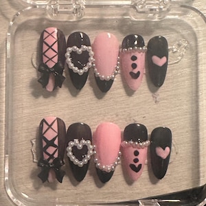 Handgefertigte rosa und schwarze Kokette Pastel Goth Herzpresse auf den Nägeln