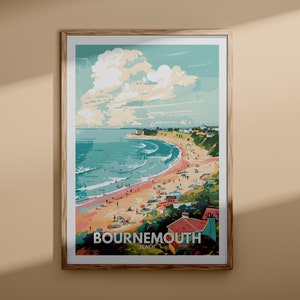 Può includere: Un poster di viaggio in stile vintage con un'illustrazione colorata della spiaggia di Bournemouth in Inghilterra. Il poster presenta un cielo blu con nuvole bianche, un oceano turchese con onde, una spiaggia sabbiosa con persone e alberi verdi ed edifici sullo sfondo. Il testo "Bournemouth Beach" è stampato in bianco nella parte inferiore del poster.