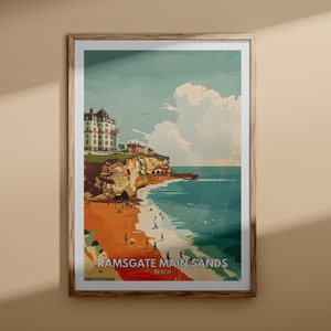 Puede incluir: Un cartel de viaje vintage con una ilustración colorida de una escena de playa con un hotel en un acantilado, una playa de arena y olas azules del océano. El texto en el cartel dice "Ramsgate Main Sands Beach".