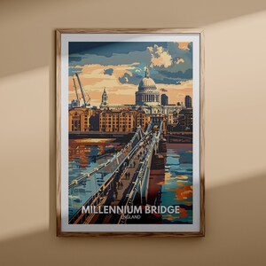 Puede incluir: Una ilustración de estilo vintage del Puente del Milenio en Londres, Inglaterra. El puente es un puente peatonal que cruza el río Támesis. El puente está representado en azul claro con una pasarela gris. El puente está rodeado de edificios, incluida la Catedral de San Pablo, que está representada en marrón claro. El cielo es azul claro con algunas nubes. El texto "MILLENNIUM BRIDGE ENGLAND" está impreso en la parte inferior de la imagen.