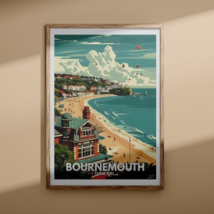 Può includere: Un poster vintage di viaggio con un'illustrazione colorata di Bournemouth, in Inghilterra. Il poster raffigura una scena di spiaggia con un edificio, palme e mongolfiere nel cielo. Il testo "Bournemouth, England" è visualizzato nella parte inferiore del poster.