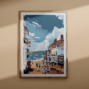 Peut inclure: Une illustration colorée d'une scène de rue à Poole, en Angleterre. L'image représente une rue étroite bordée de bâtiments, avec une vue sur un port au loin. Le ciel est bleu avec des nuages blancs. Le texte "POOLE ENGLAND" est en bas de l'image.