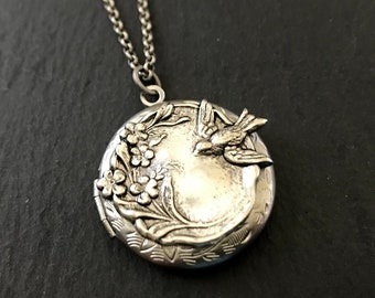 Médaillon oiseau en argent, cadeau petite amie, bijoux unisexe, cadeau d'observateur d'oiseaux, cadeaux de demoiselle d'honneur, fleurs des bois, oiseaux, cadeaux pour sa famille, photos d'animaux de compagnie