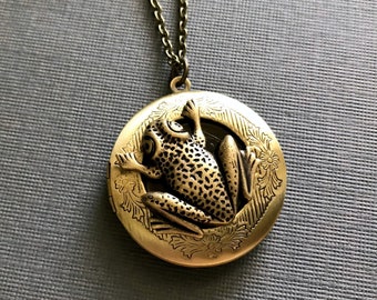 Frog Locket Necklace Vintage Style Nature Inspired Antique Brass Bronze Keepsake Locket Teen Jewelry Frog Lover Gift Round Locket Tree Frog