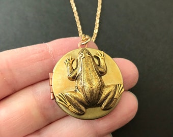 Vintage Frog Locket Antique Gold Frog Herpetologist Gift Brass Copper Round Locket Tree Frog Unisex Locket Friendship Girlfriend Gift