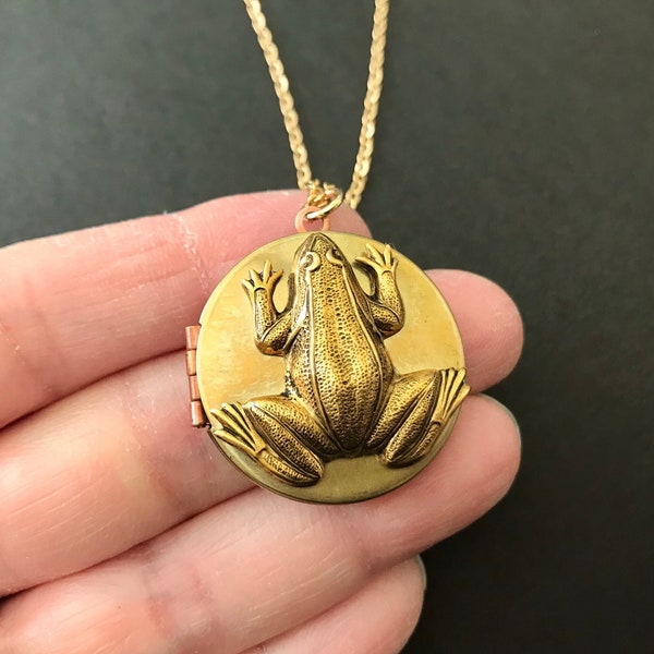 Vintage Frog Locket Antique Gold Frog Herpetologist Gift Brass Copper Round Locket Tree Frog Unisex Locket Friendship Girlfriend Gift