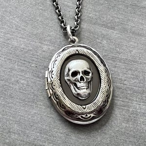 Collier médaillon tête de mort en argent jour des morts Dia de los Muertos médaillon ovale gothique tête de mort unisexe cadeau bijoux punk rock gothique cadeau effrayant
