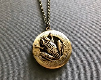 Frog Locket Necklace Vintage Style Nature Inspired Antique Brass Bronze Keepsake Locket Teen Jewelry Frog Lover Gift Round Locket Tree Frog