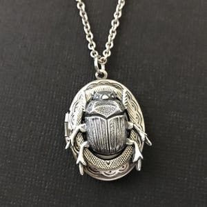 Médaillon scarabée argenté médaillon insecte ovale entomologiste cadeau bijoux scarabée gothique insecte médaillon homme bijoux unisexe insecte effrayant Style vintage