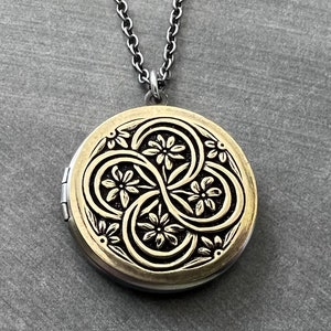 Celtic Floral Locket Necklace Round Pendant Celtic Jewelry Bridesmaid Gifts Vintage Style Baby Photo Storage Locket Friendship Unisex Gifts